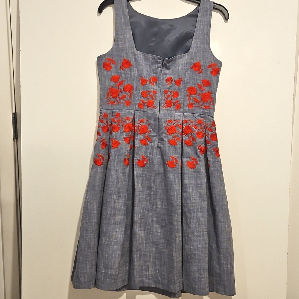 Maggy London Chambray Fit And Flare Dress Red Embroidered Flowers Sz.8 TV Dress - Picture 4 of 11